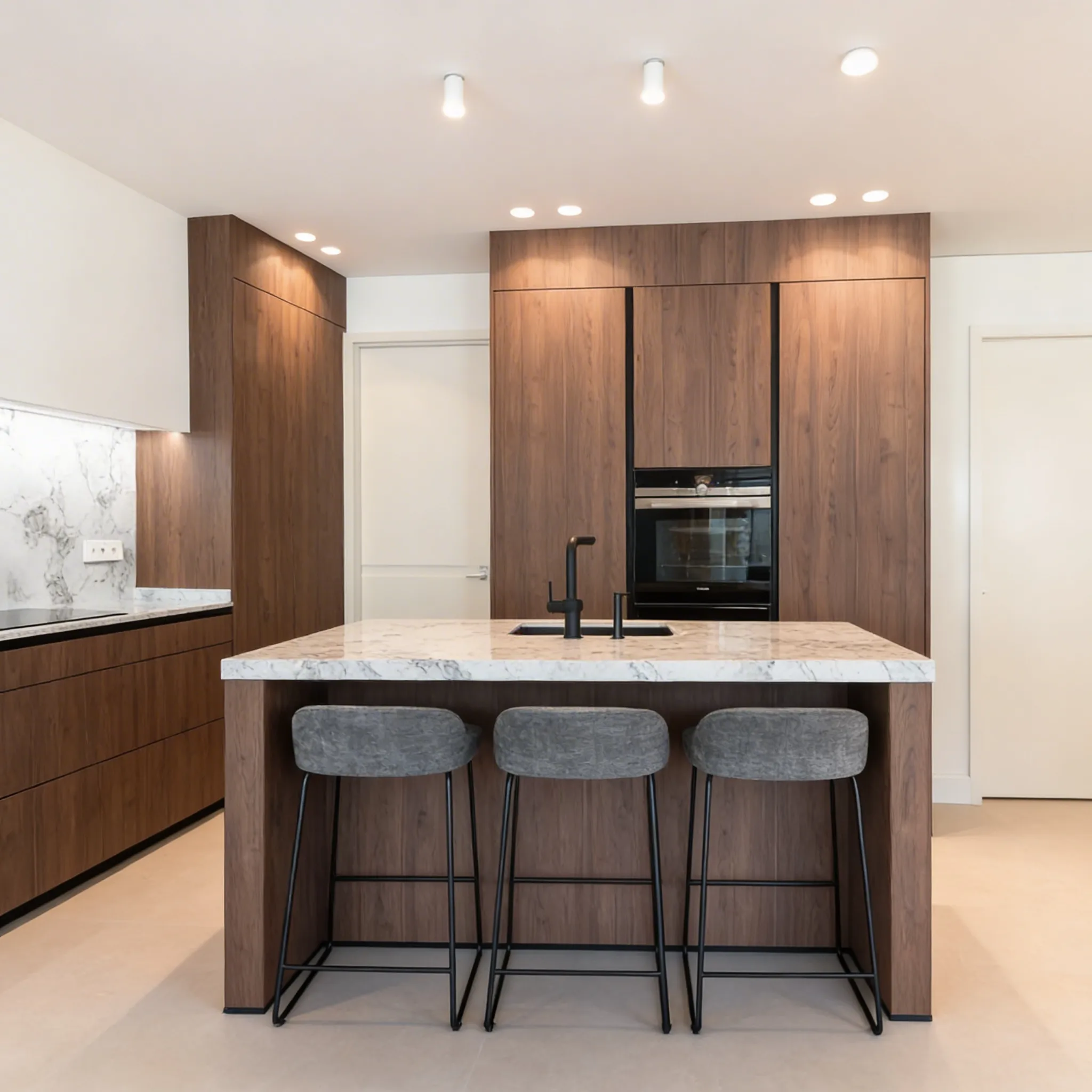 Cocina moderna de diseño reformada por Reformas Habitus